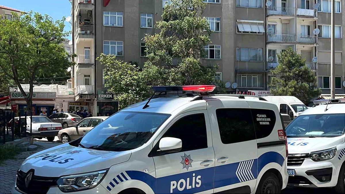 Tartıştığı apartman yöneticisini bıçakladı