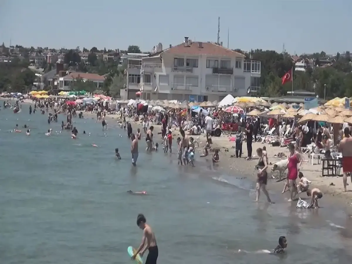 Silivri'de binlerce kişi plajlara akın etti!