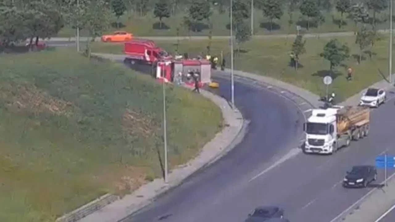 Yangından dönen itfaiye aracı devrildi: 3 itfaiye eri yaralandı