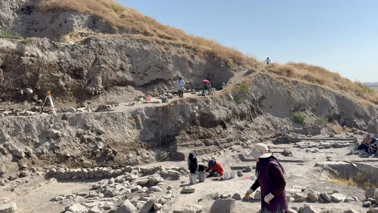 Yozgat'ta 6 bin yıllık tarih gün yüzüne çıkıyor: Çadır Höyük'te kazılar sürüyor