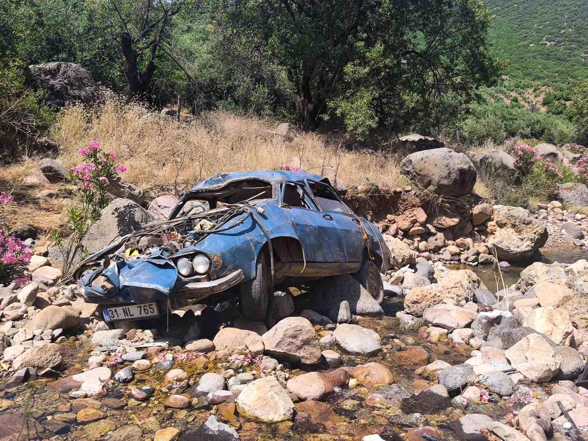 Uçurumdan yuvarlanarak hurdaya dönen otomobilin sürücüsü yaralandı