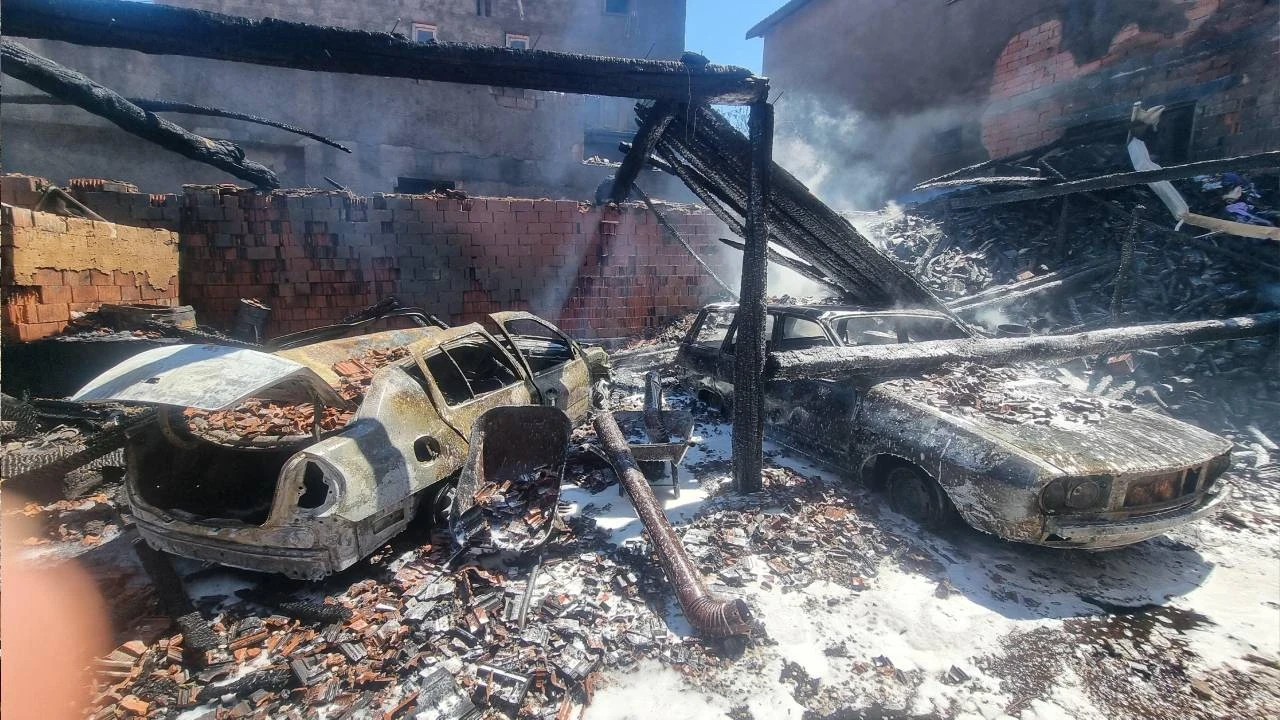Kütahya'da yangın: 3 ev ve 2 araç alevlere teslim oldu