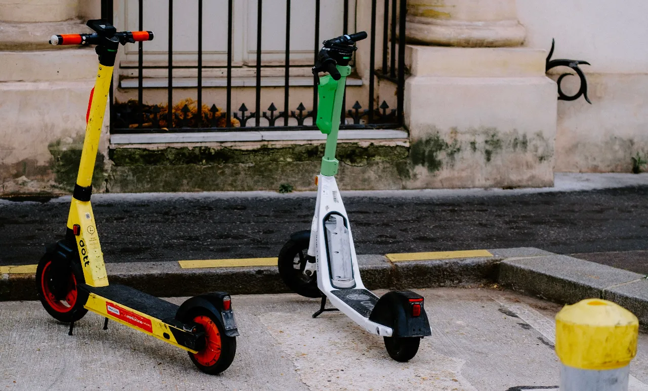 'Elektrikli scooter'larda yeni dönem! Komşuda hem yaş sınırı hem ceza geliyor