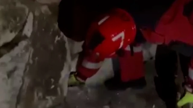 Muğla'da taş duvara sıkışan kediyi itfaiye kurtardı