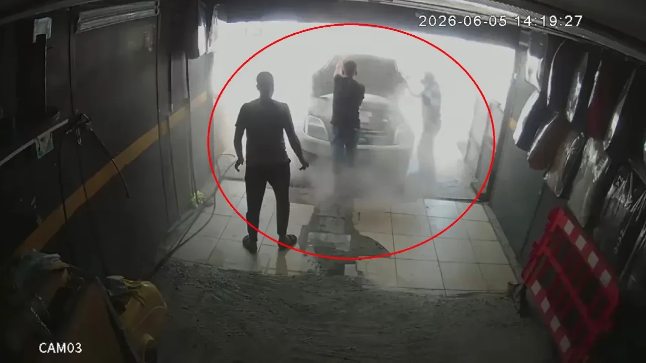 Çalışanın dikkati faciayı önledi! Oto yıkamada yangın paniği kamerada