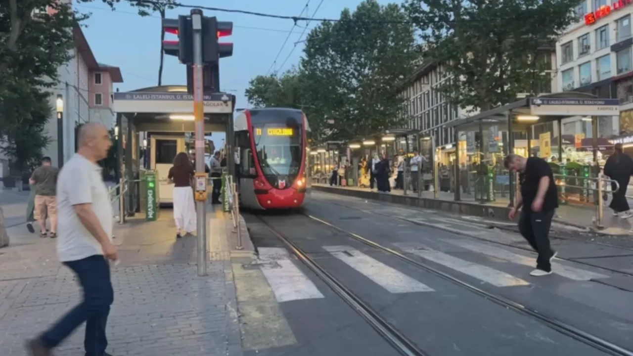 Laleli'de tramvay faciası: Raylara düşen 6 yaşındaki çocuk hayatını kaybetti