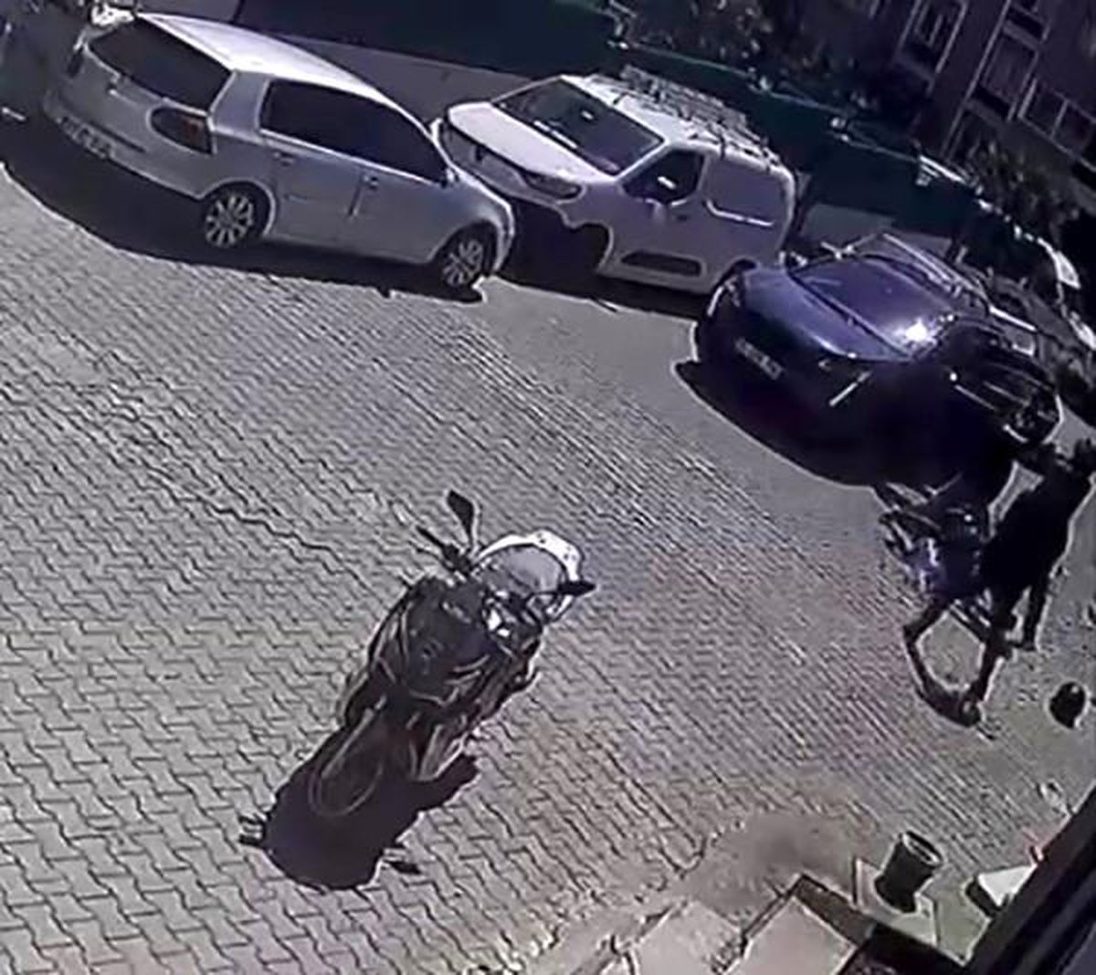 Çukurdan kaçmak için yavaşlayan motosikletliyi böyle darp etti