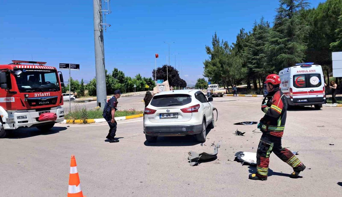 Balıkesir'de kampüs girişinde çarpışan araçlardaki 2 öğrenci yaralandı
