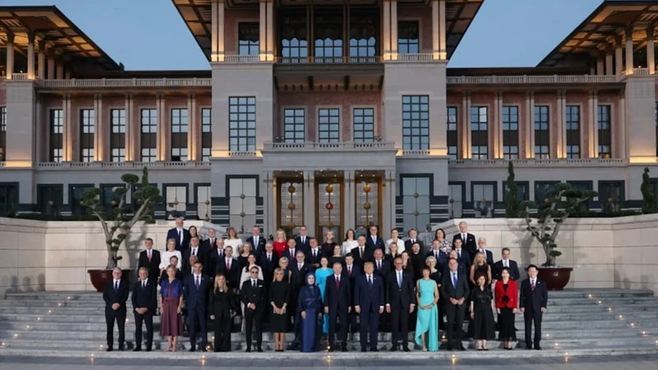NATO Liderler Zirvesi'nde aile fotoğrafı verildi