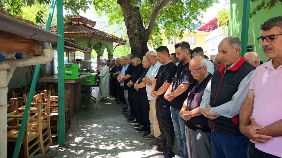 Kocasının öldürdüğü Aslıhan öğretmen ve babası toprağa verildi
