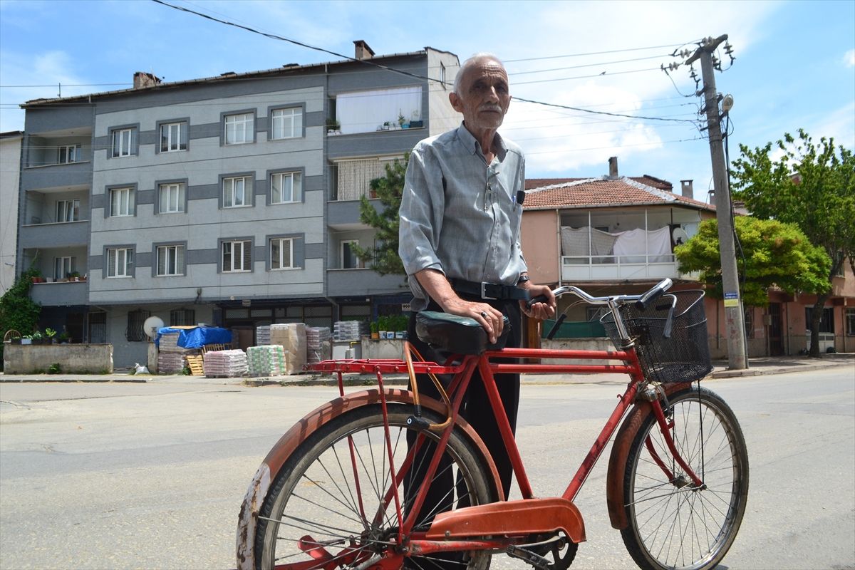 İnegöl'de bisikletiyle yıllardır mahalleyi dolaşan muhtar, sağlıklı kalmasını aktif yaşamına bağlıyor