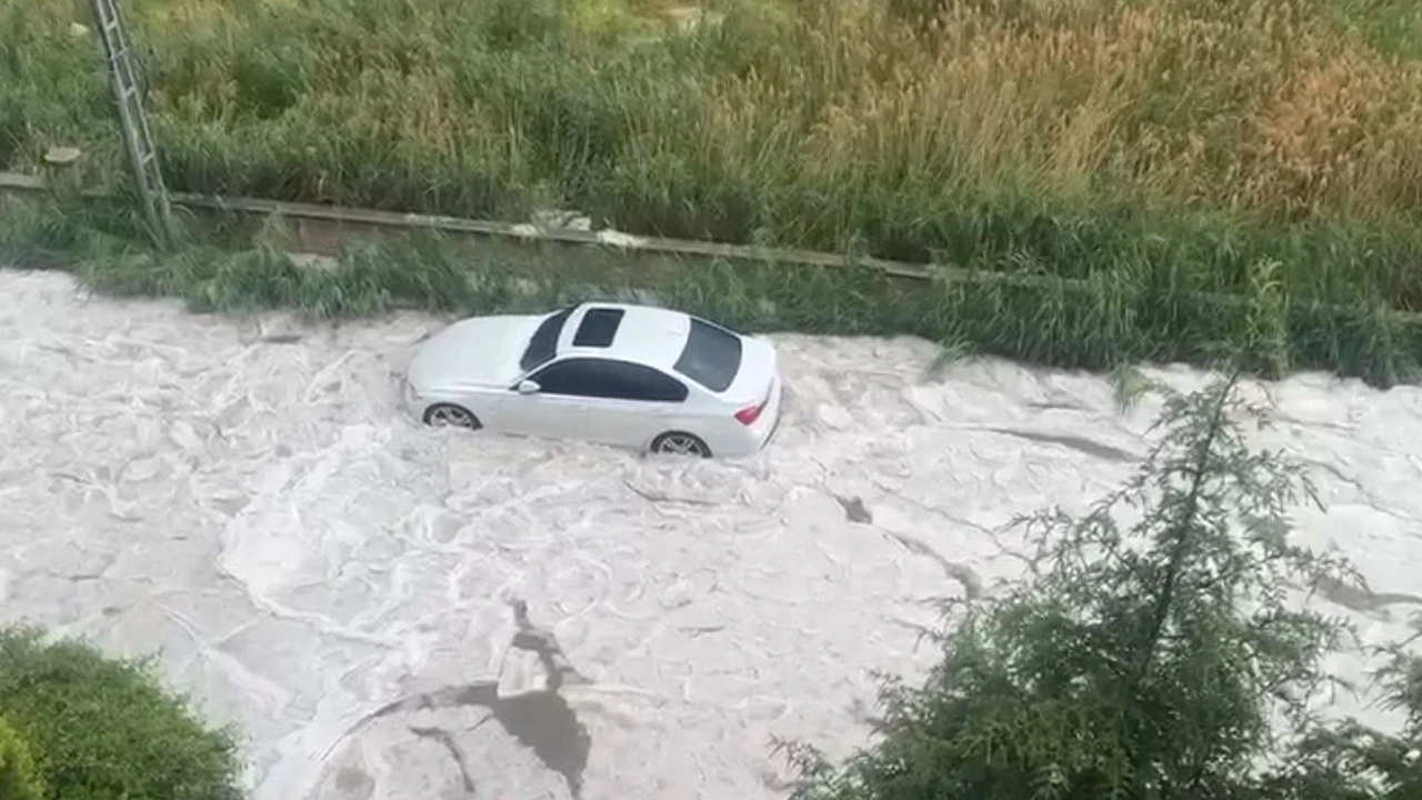 Gök delindi, kent teslim oldu: 30 Santimetrelik dolu tabakası kenti esir aldı