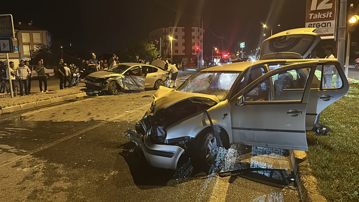 Erzincan'da iki otomobil çarpıştı: 5 kişi yaralandı