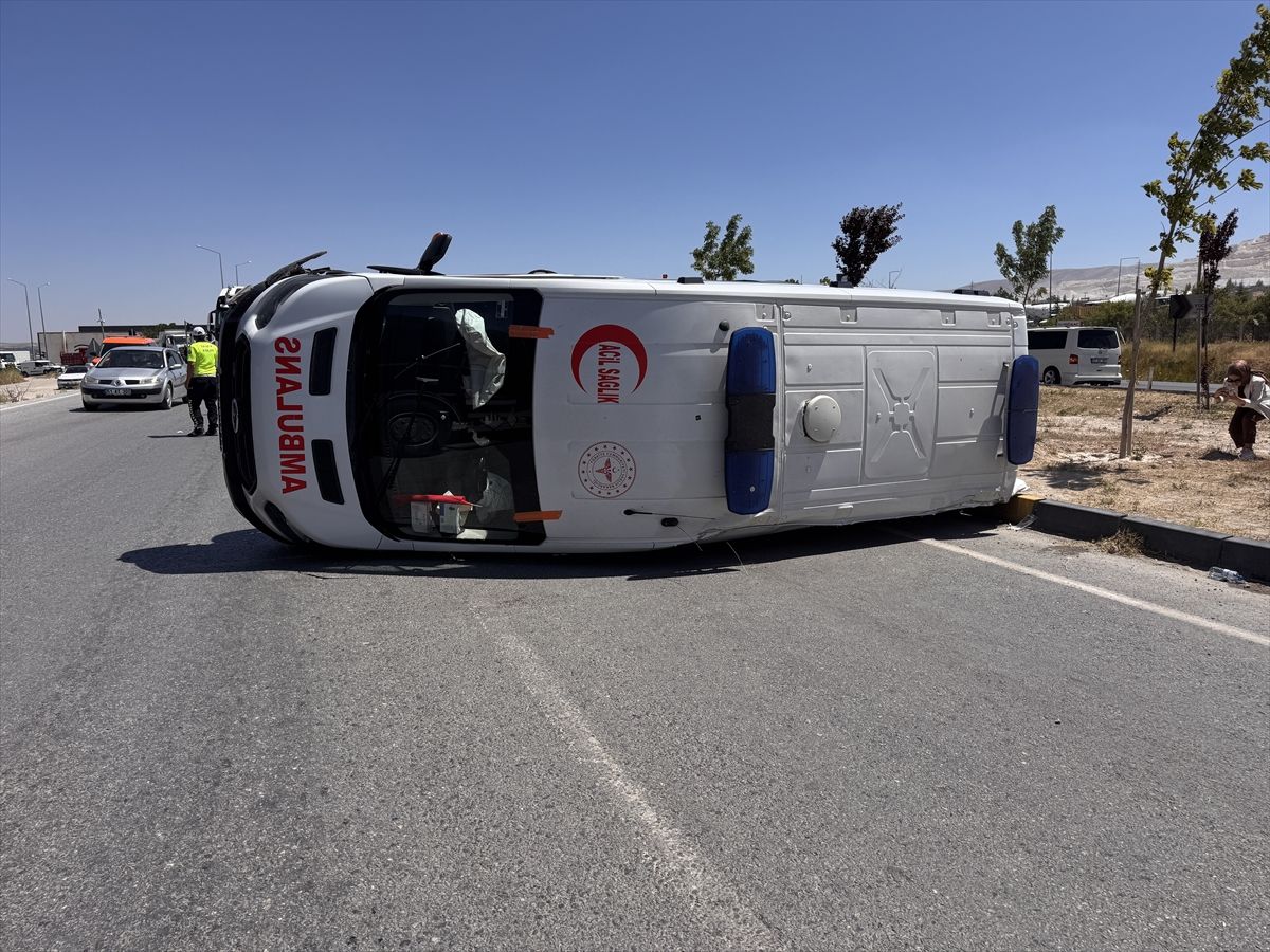 Niğde'de ambulans ile otomobilin çarpıştığı kazada 5 kişi yaralandı