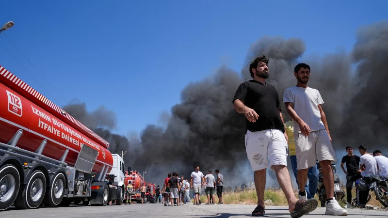 İzmir'de atık yönetim ve geri dönüşüm tesisinde yangın çıktı