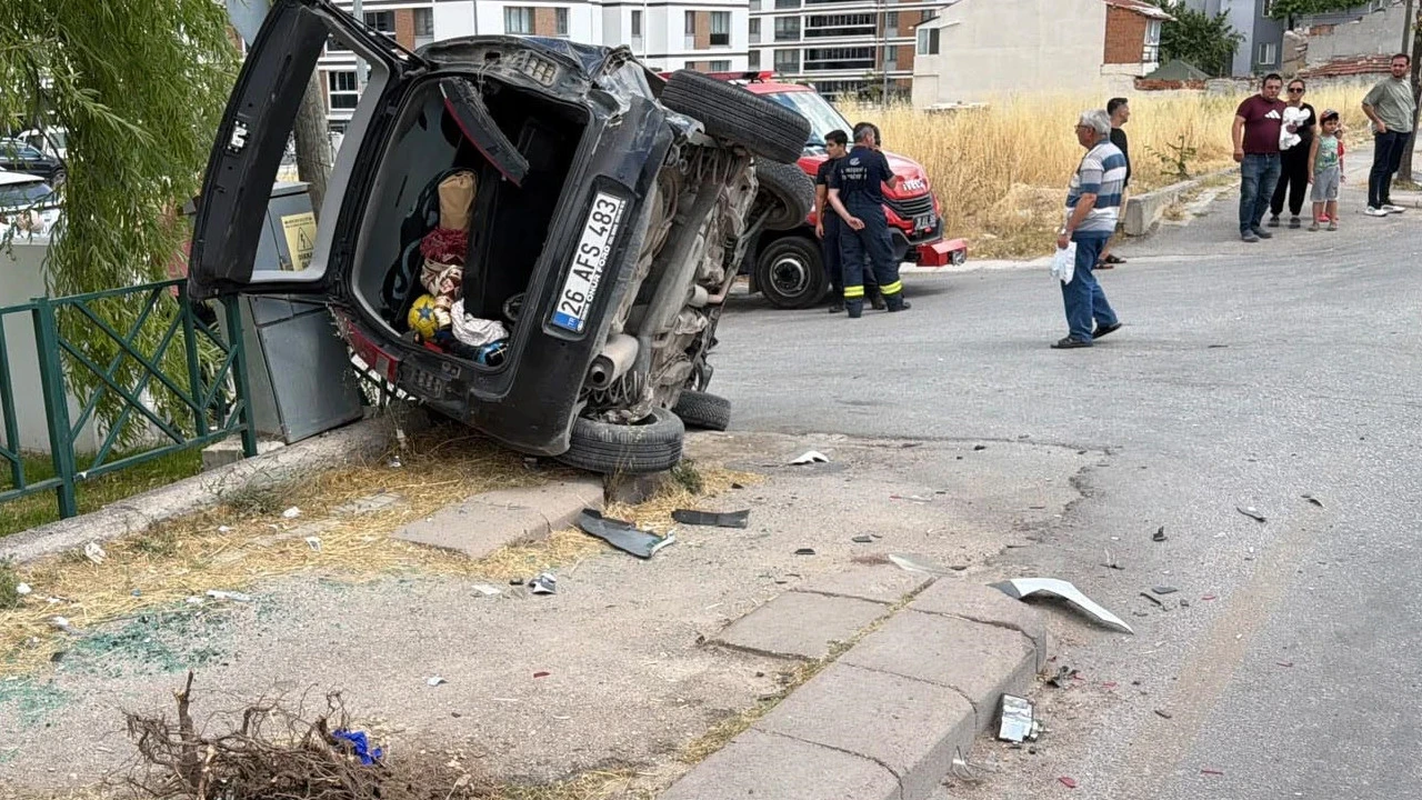 Minibüsteki yolcular ölümden döndü: Eskişehir’de feci kaza