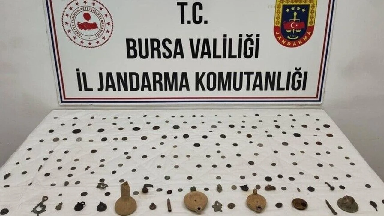 Bursa'da tarihi eser operasyonu! 202 sikke ele geçirildi