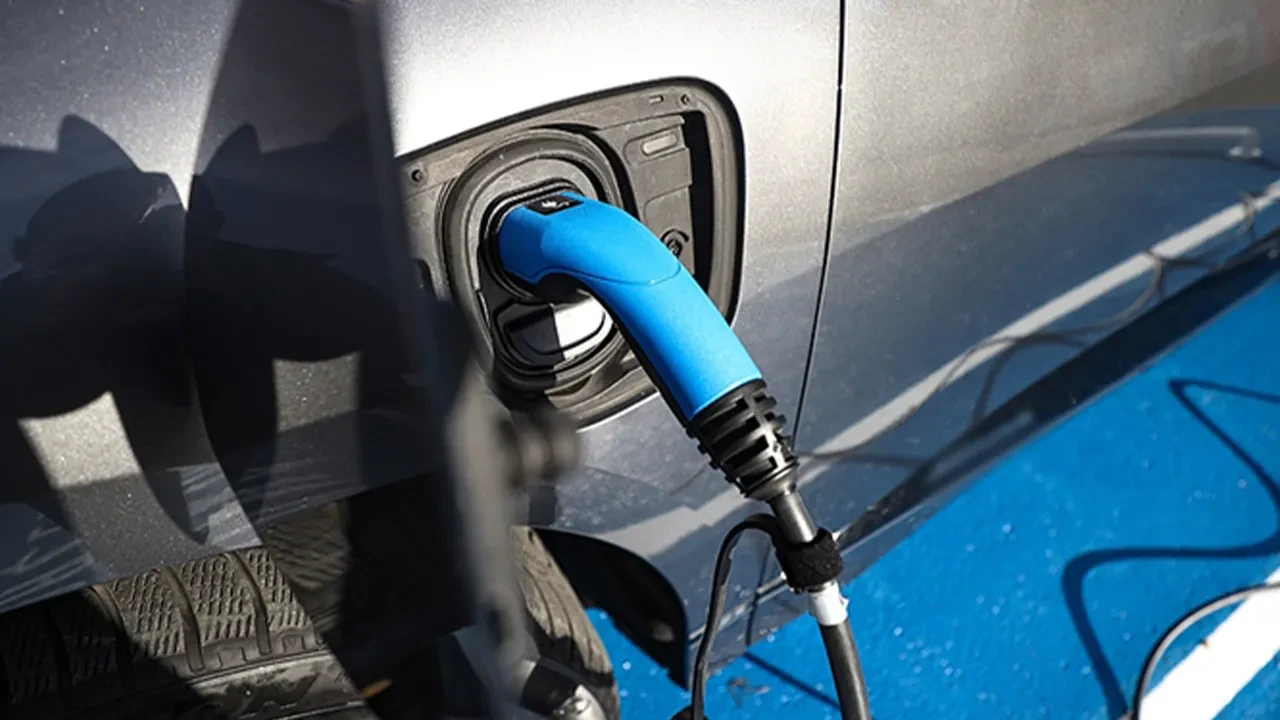 Akaryakıt zammı sonrası elektrikli araç satışlarında yeni tablo: Avrupa'da rekor, Çin'de düşüş