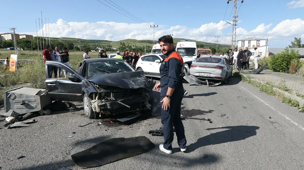 Kars'ta zincirleme kaza... 8 kişi yaralandı