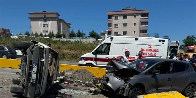 Kavşakta iki otomobil çarpıştı: 3 yaralı