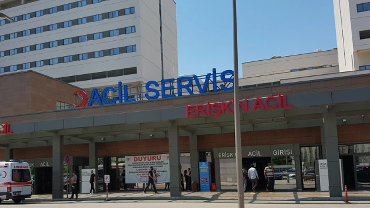 Gaziantep'te işçi servise TIR'a çarptı: 11 kişi yaralandı