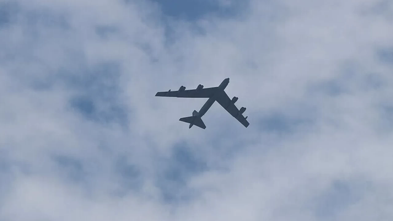 ABD'ye ait düşen B-52 bombardıman uçağındaki 8 kişinin hayatını kaybettiği değerlendiriliyor