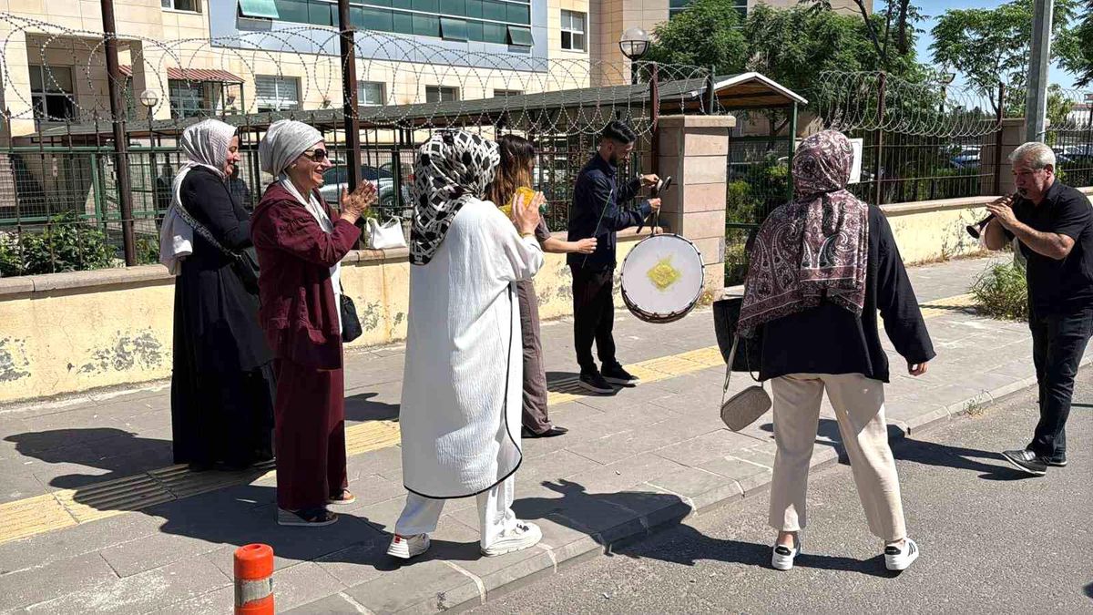 Diyarbakır'da ilginç boşanma: Kadının halay çekmesine erkek bağlama çalarak cevap verdi