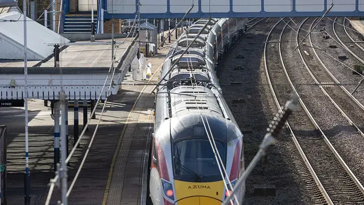 İngiltere'de feci kaza! İki yolcu treni çarpıştı: Çok sayıda yaralı var