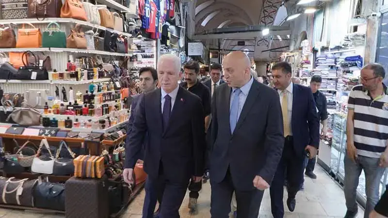 İstanbul Valisi Davut Gül, Kapalıçarşı'da esnafla buluştu