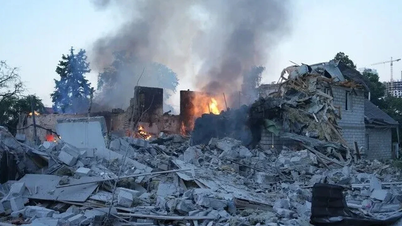 Kiev'de gece yarısı hava saldırısı: 3 ölü, 7 yaralı