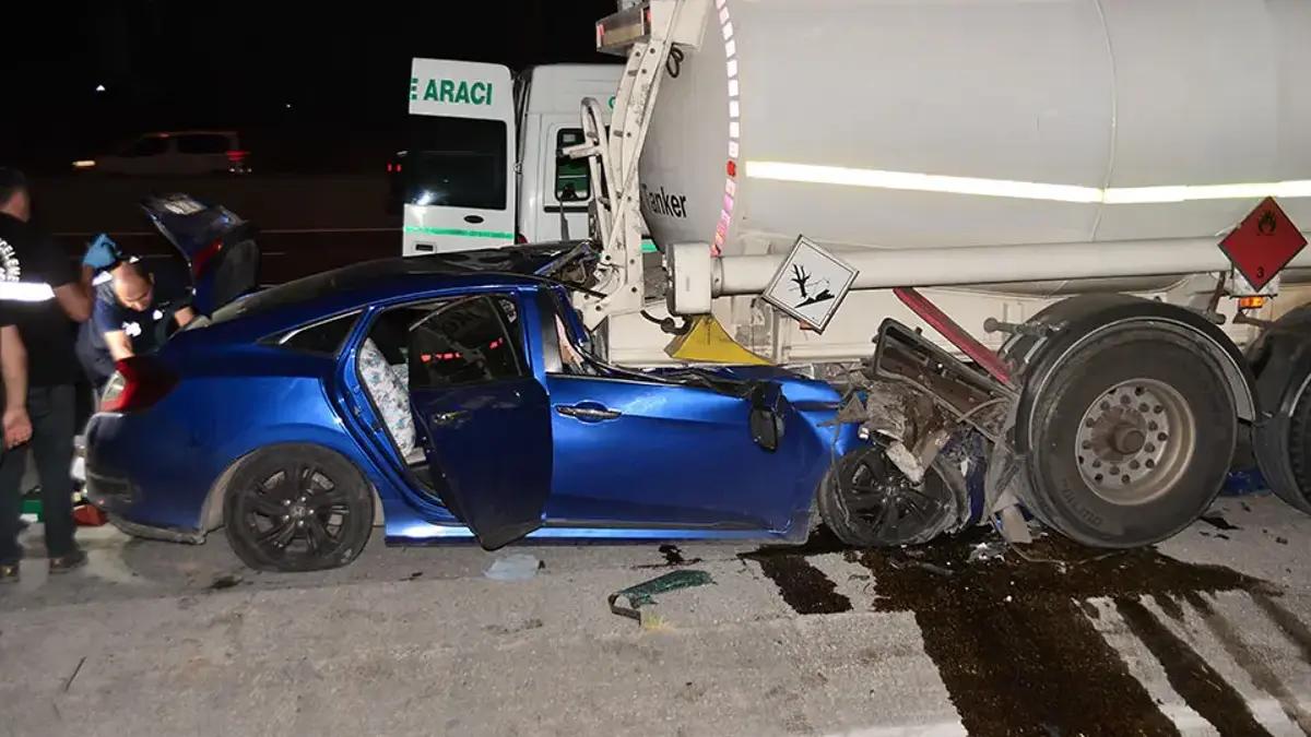 Otomobil tankerin altına girdi: Baba öldü, 2 çocuğu yaralı