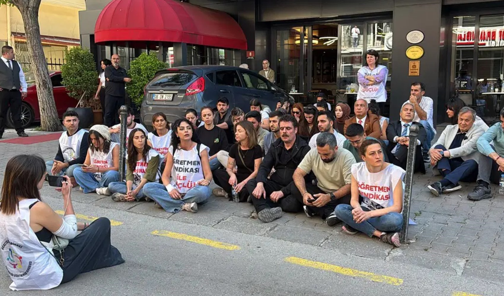 Ankara’da öğretmenlerin eylemine polis müdahalesi: Otel önünde ablukada oturma eylemi