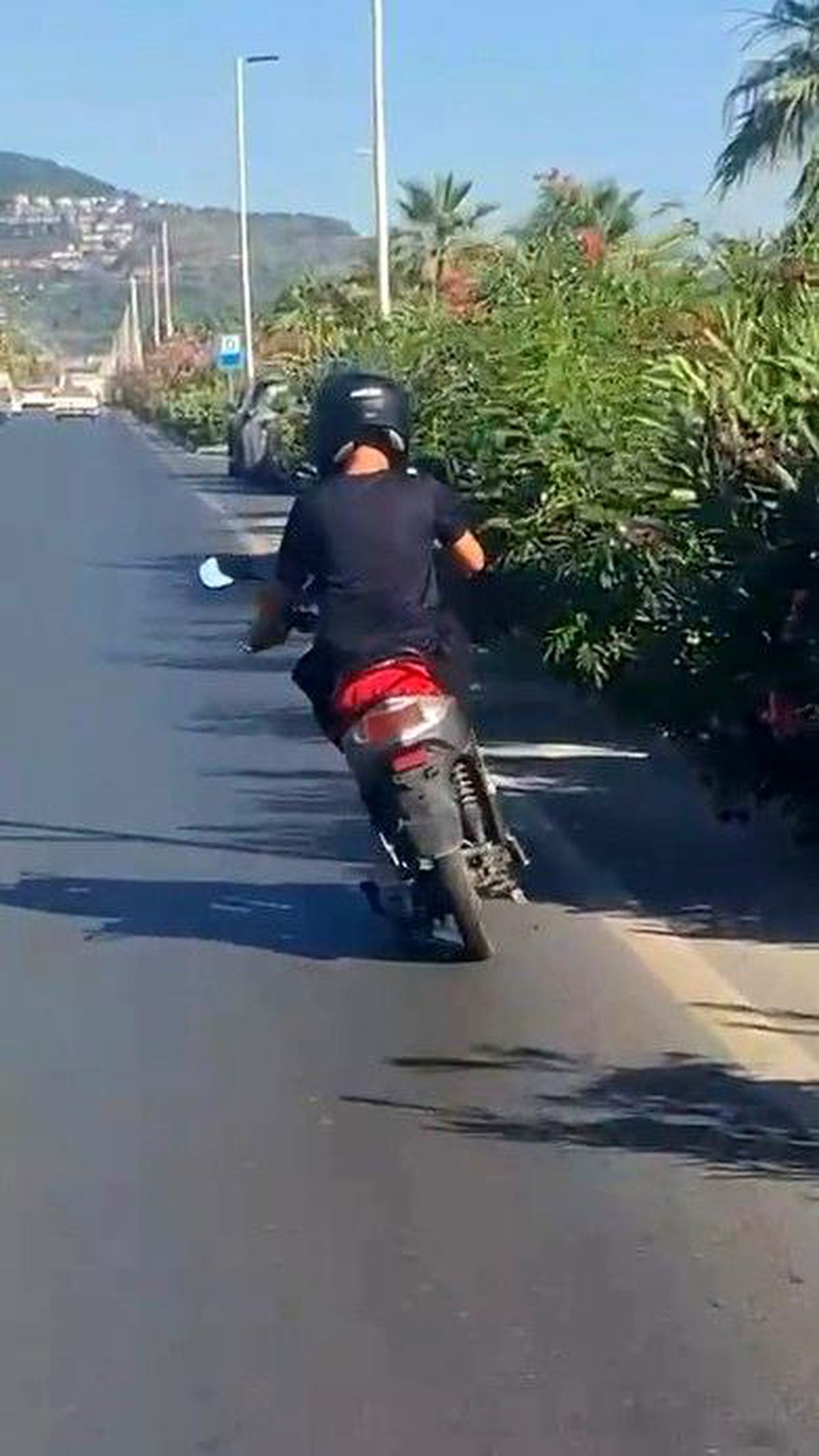 Alanya'da motosiklet üzerinde ayakta ilerleyen sürücünün tehlikeli yolculuğu kamerada