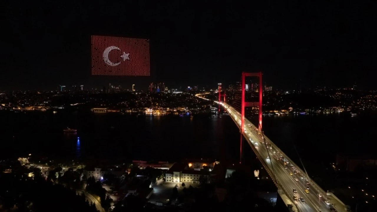 15 Temmuz Şehitler Köprüsü semalarında drone gösterisi