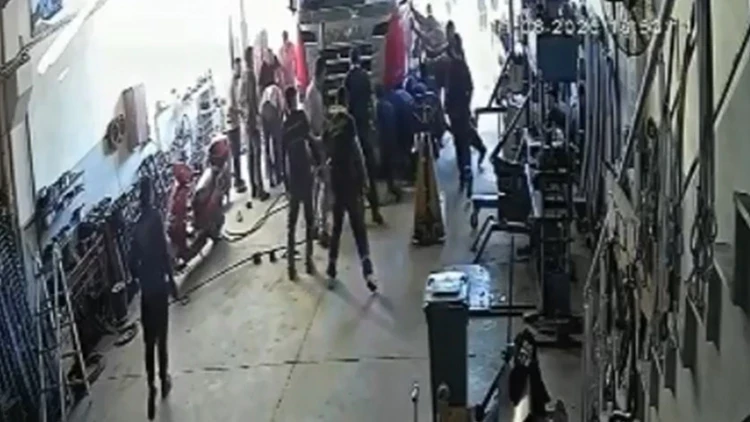 Aksaray'da can pazarı! Tamir ettikleri TIR’ın altında kalan baba ve oğlu komşu esnaf kurtardı