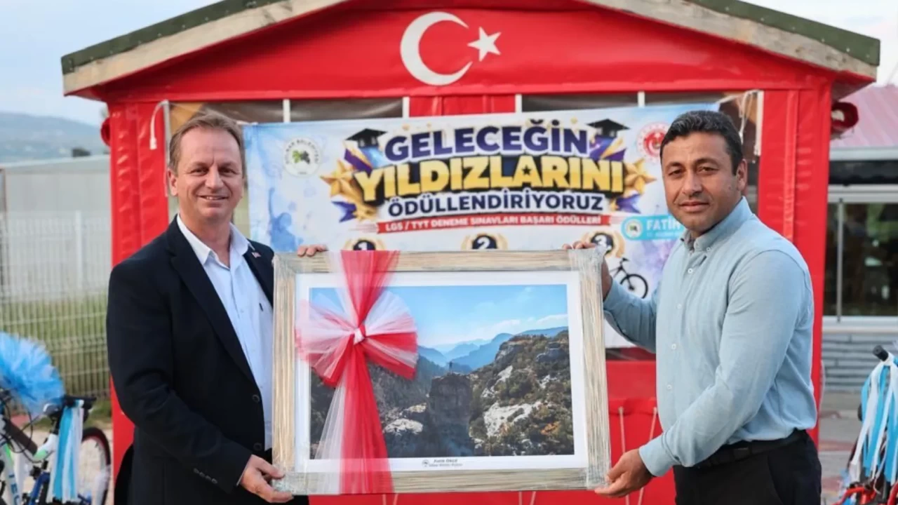 Gülnar Belediye’den gençlere 'başarı' motivasyonu: Dereceye giren öğrencilere ödülleri verildi
