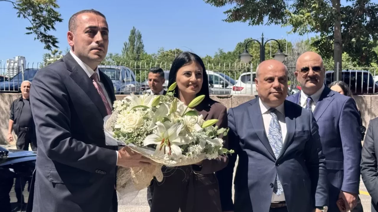 Ankara Cumhuriyet Başsavcısı Aykut Çelik, göreve başladı! Çiçeklerle karşılandı!