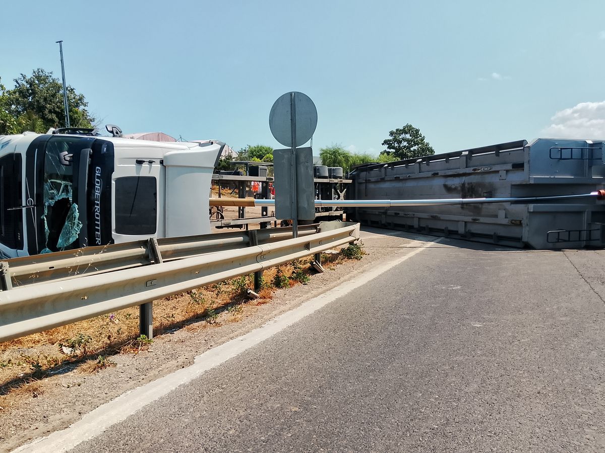 Silivri'de Hafriyat Kamyonu Devrildi: Yaralı Var