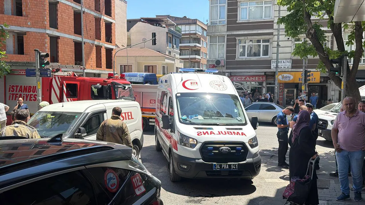 İstanbul Küçükçekmece'de metruk bina çöktü!