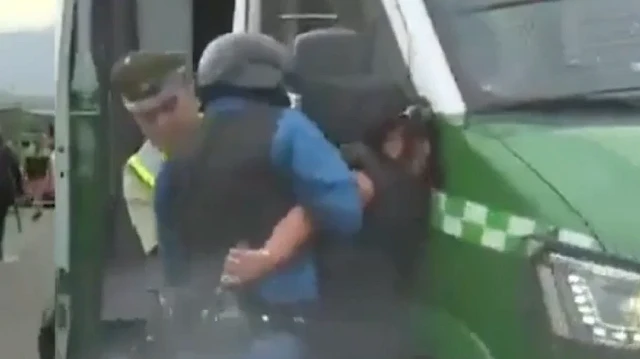 Canlı yayını izleyenler şaştı kaldı: Gözaltın alınan kadın polisin silahını alıp diğer polise ateş açtı