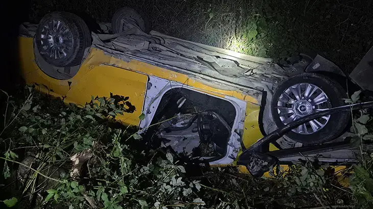 Düzce'de şarampole devrilen taksinin sürücüsü yaralandı
