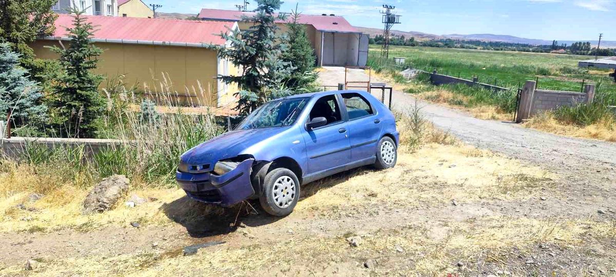 Sivas'ta kontrolden çıkan otomobil bariyerlere çarptı: 4 yaralı