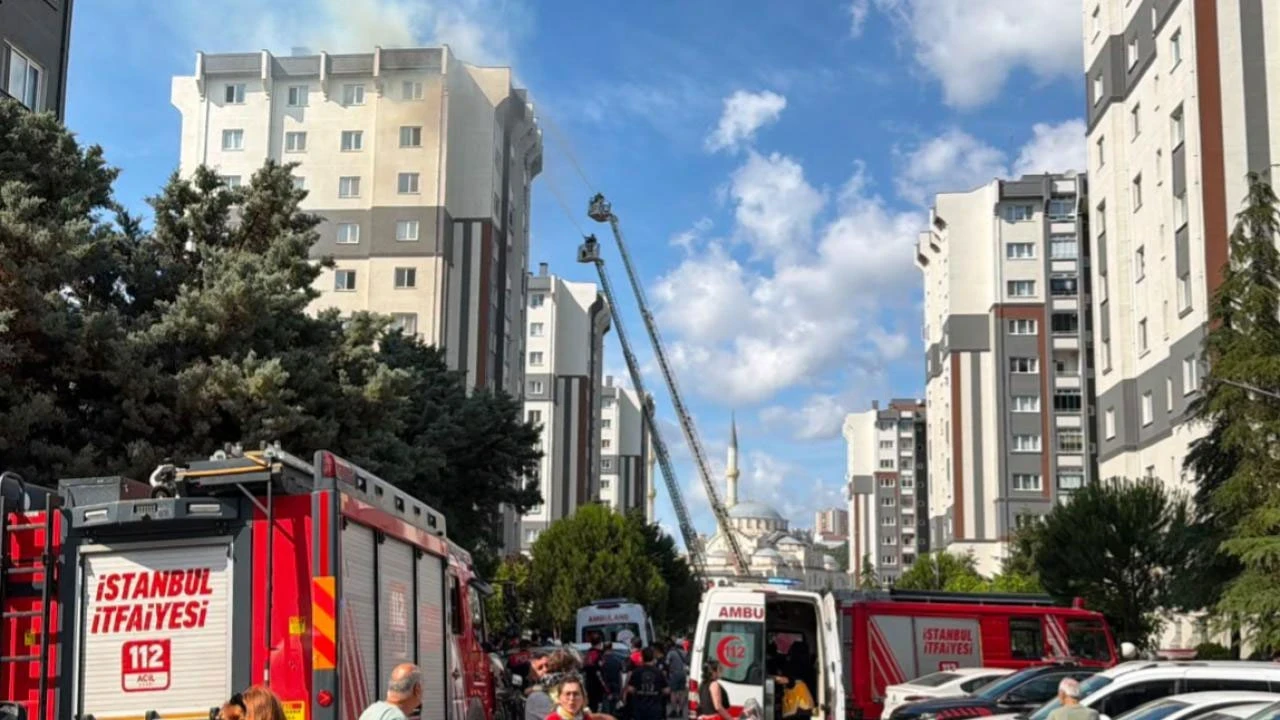 İstanbul'da binanın çatısında yangın: 10 kişi hastaneye kaldırıldı