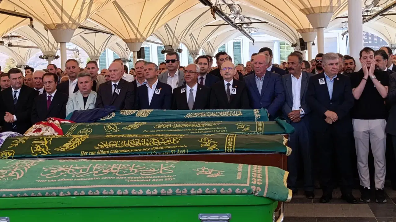 Kılıçdaroğlu ve Özel, Olcay Baykal'ın cenazesinde yan yana