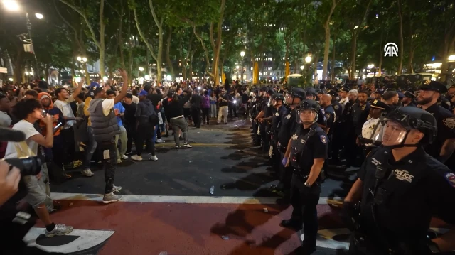New York sokakları birbirine girdi: Trump salonda yuhalandı Knicks taraftarları polis ile çatıştı
