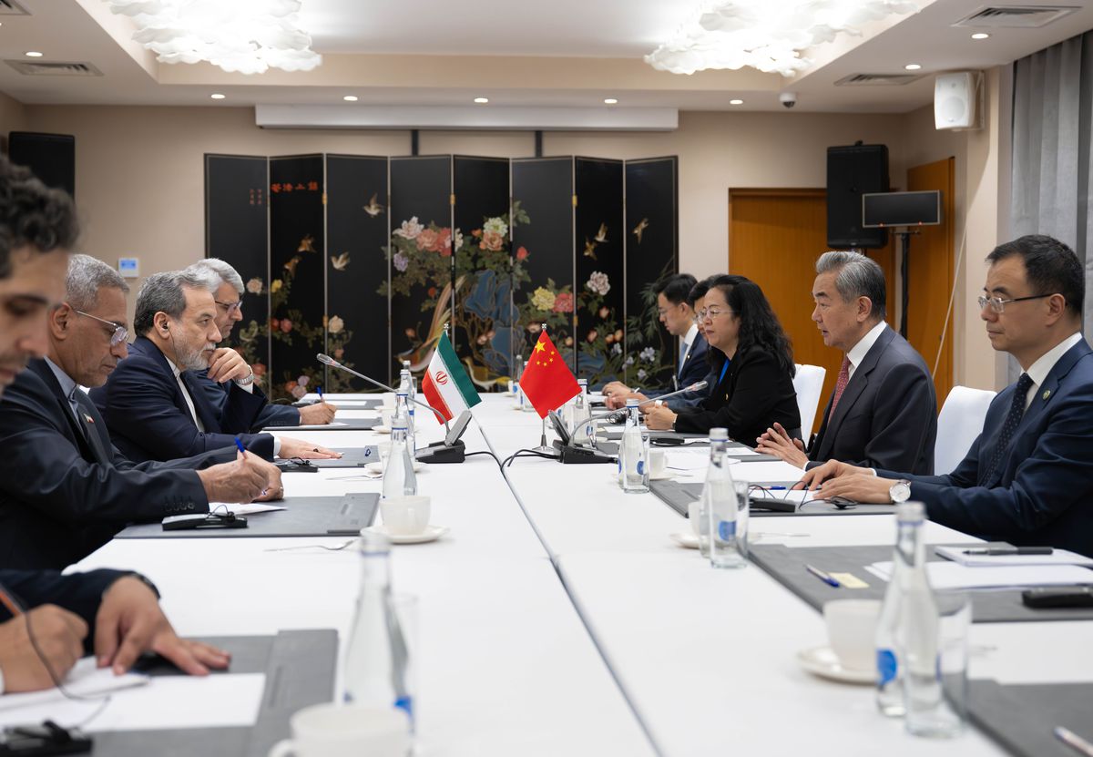 Çin Dışişleri Bakanı Wang Yi, İranlı mevkidaşı Erakçi ile bir araya geldi