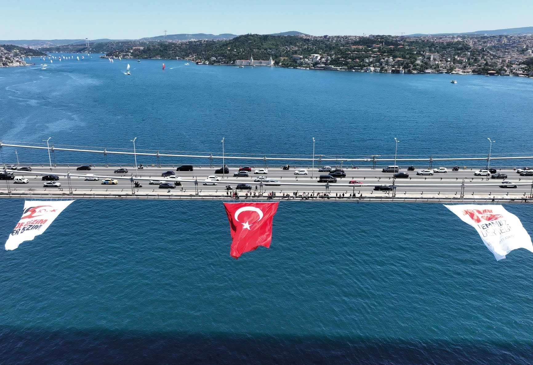15 Temmuz öncesi köprülere bayrak... İrade bizim zafer bizim