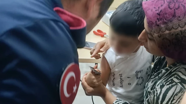 Hastanede çıkarılamadı itfaiye devreye girdi: Duş başlığına parmağı sıkışan minik Talha kurtarıldı