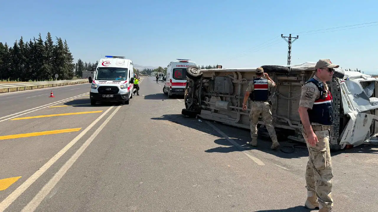 Hatay'da tarım işçilerini taşıyan minibüsün lastiği patladı: Yaralılar var