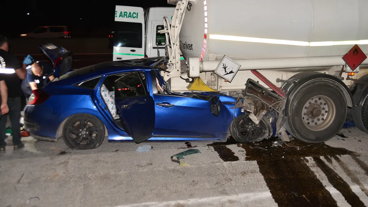 Adana’da feci kaza! Otomobil tankerin altına girdi! 1 ölü 2 yaralı